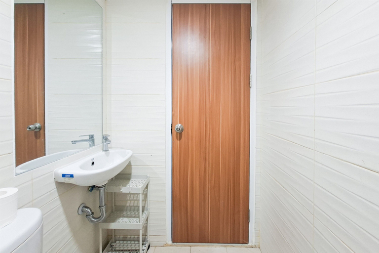 Bathroom 2, Functional Simple Studio Room At Apartment Cisauk Point, Tangerang