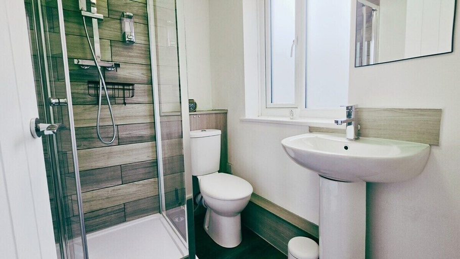 Room 3, Bright & Modern 4BR House, Walsall