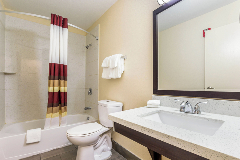 Bathroom 4, Red Roof Inn Dry Ridge, Grant