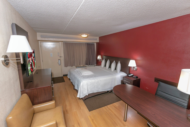 Bedroom 3, Red Roof PLUS+ Baltimore North - Timonium, Baltimore
