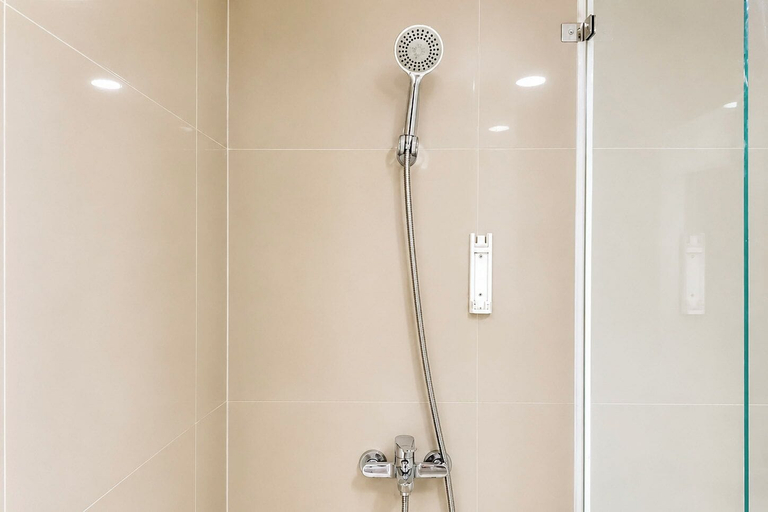 Bathroom 5, Minimalist Warm Studio Room At Apartment Tamansari Skylounge Balikpapan, Balikpapan