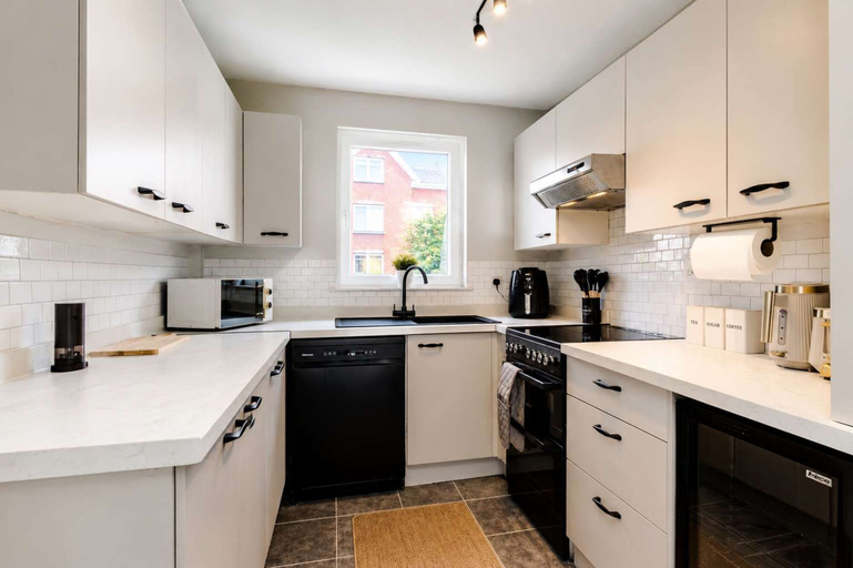 Room 5, Prime 3BR City Flat Balcony Walk to Shops, Manchester