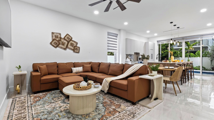 Interior 3, Palm Perch by Avantstay Shared Pool Deck + BBQ + Skyline Balcony Walk to Las Olas, Broward
