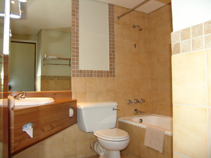 Bathroom 3, Wilderness Beach Hotel, Eden