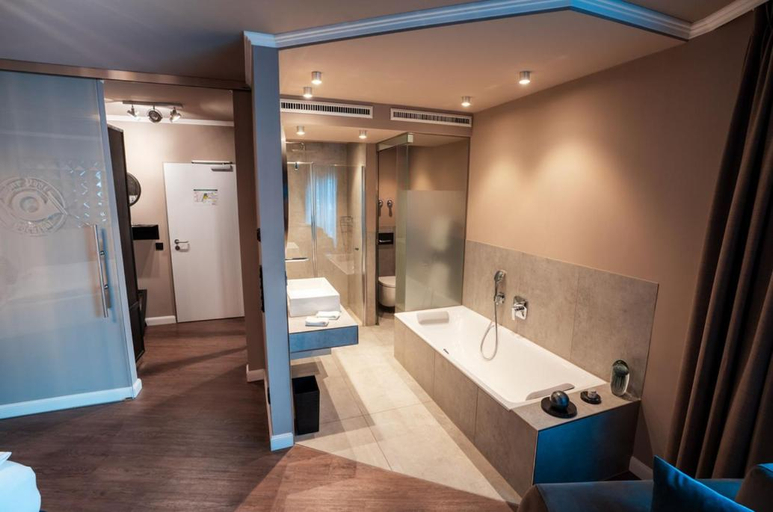 Bathroom 3, Hotel Restaurant Zur Post, Rheinisch-Bergischer Kreis