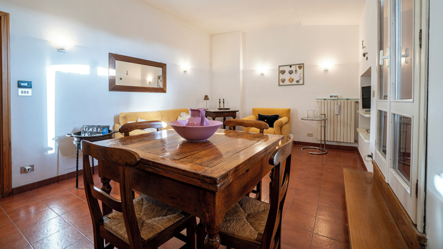 Living area 4, San Petronio Vecchio 57, Bologna