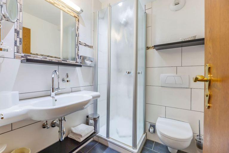 Bathroom 4, Hotel Engel - Familotel Hochschwarzwald, Lörrach
