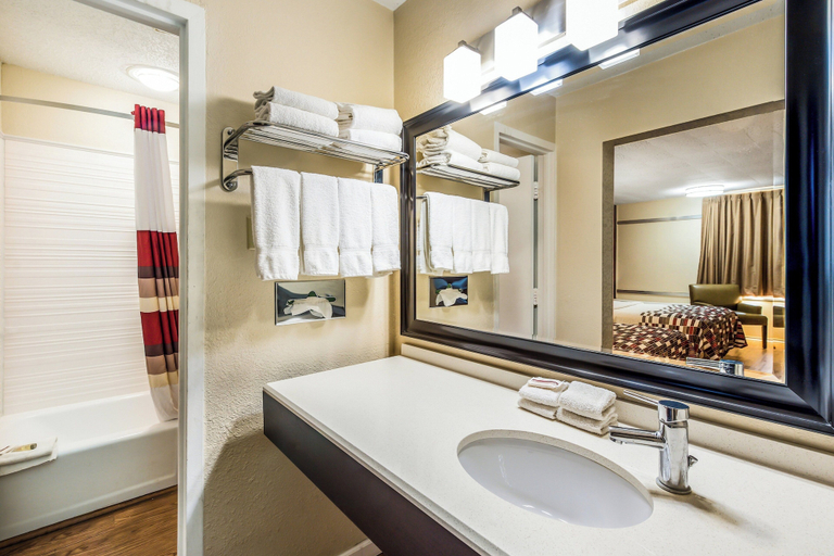 Bathroom 4, Red Roof Inn & Suites Wapakoneta, Auglaize