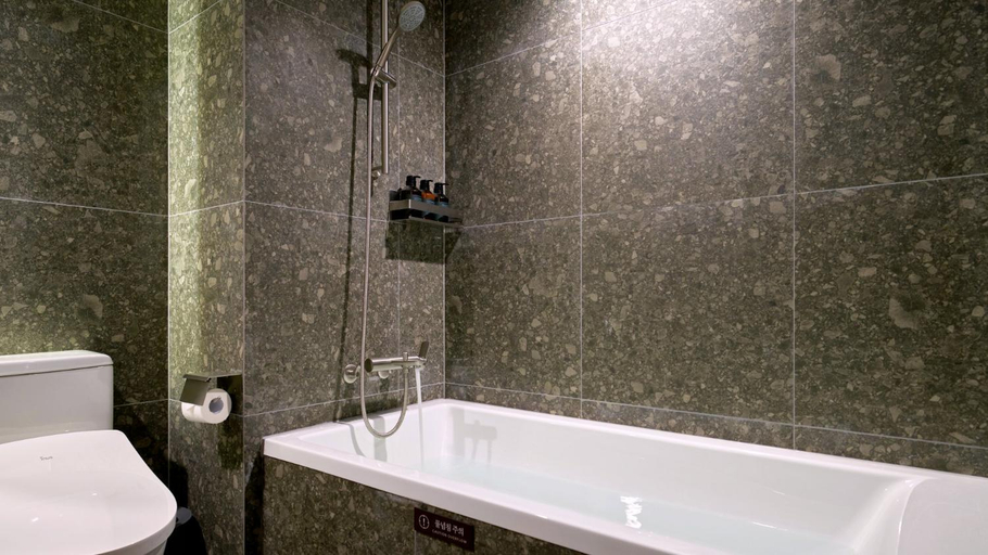 Shower 3, Muonjae Suwon Heanggung, Suwon