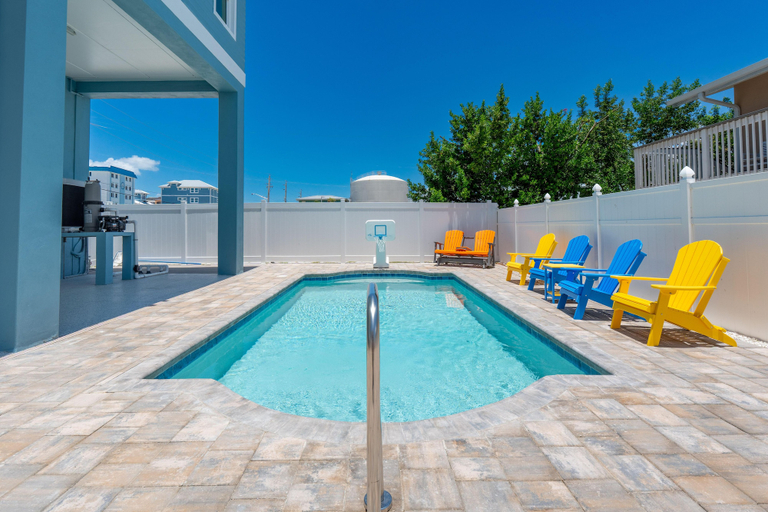 Pool 2, Salty Seahorse Unit 200, Lee