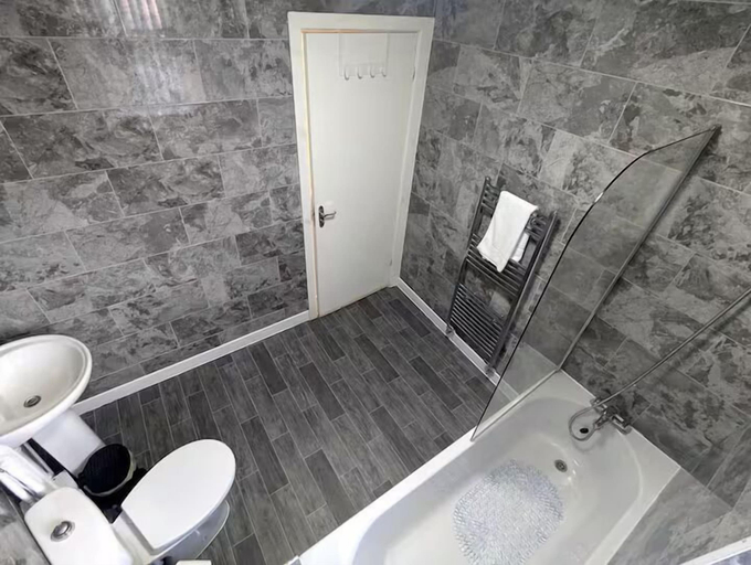 Room 3, 5 Bed House Manchester - Sleeps 9 - Free Parking, Tameside