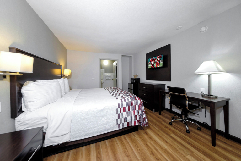 Bedroom 3, Red Roof Inn Arlington - Entertainment District, Arlington