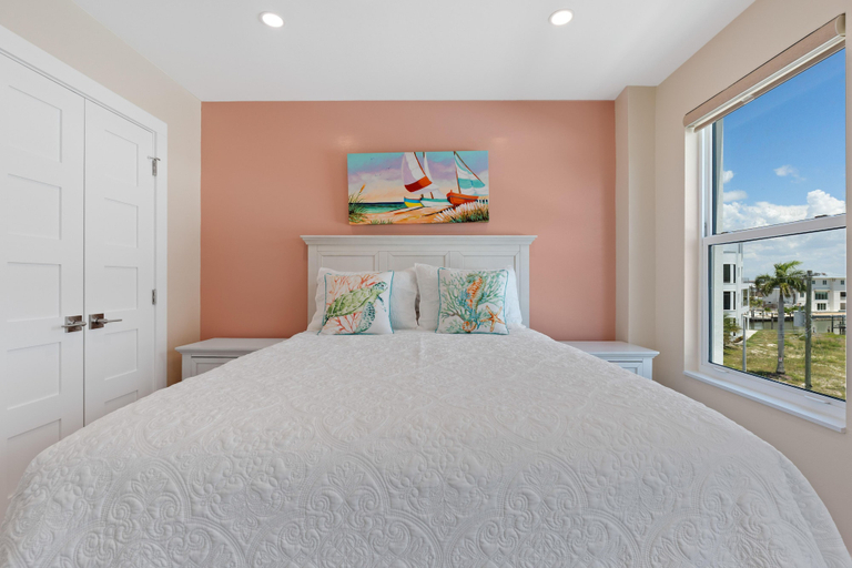 Room 3, Salty Seahorse Unit 200, Lee