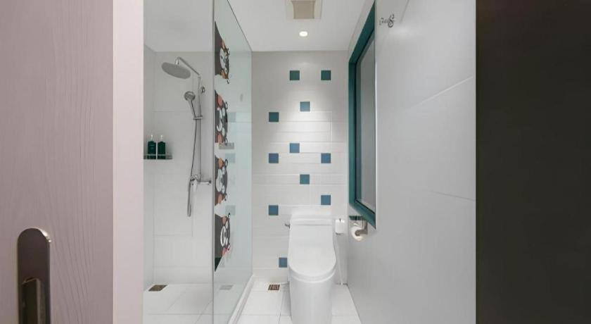 Bathroom, Magnotel Hotel Chengdu Taikoo Li Dongfeng Bridge A, Chengdu