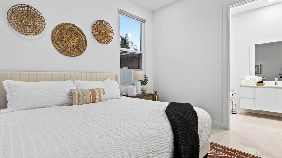 Interior 4, Palm Perch by Avantstay Shared Pool Deck + BBQ + Skyline Balcony Walk to Las Olas, Broward