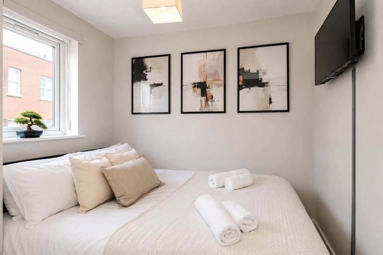 Room 2, Prime 3BR City Flat Balcony Walk to Shops, Manchester