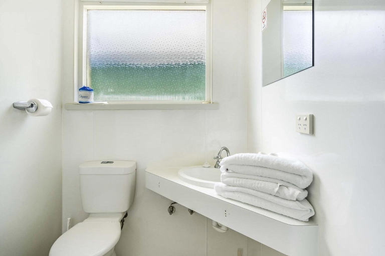Bathroom 4, Top of the Town Hotel Motel, Burnie  - Pt A