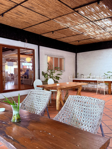 Outdoor dining, Mccoys Airport Hostel, Puerto Princesa City