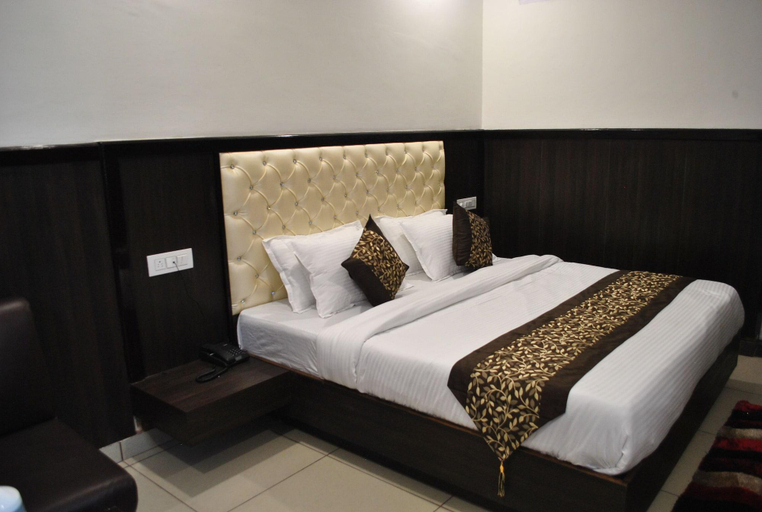 Bedroom 5, Hotel Green Valley, Reasi