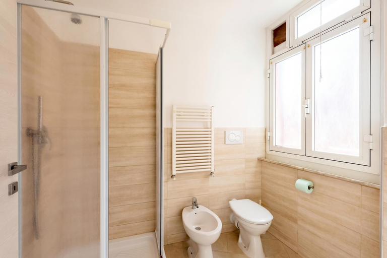 Bathroom 2, Da Lino Beachfront Apartment for 4, Genova