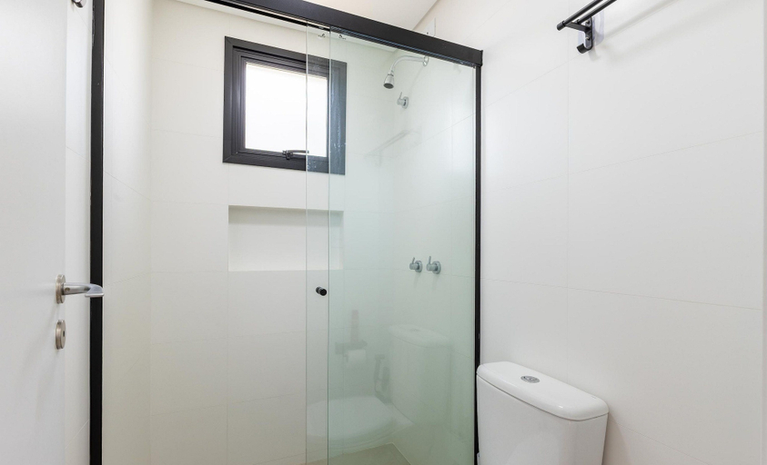 Bathroom 2, 1BR apt w/ BBQ in Curitiba Pla0201, Curitiba