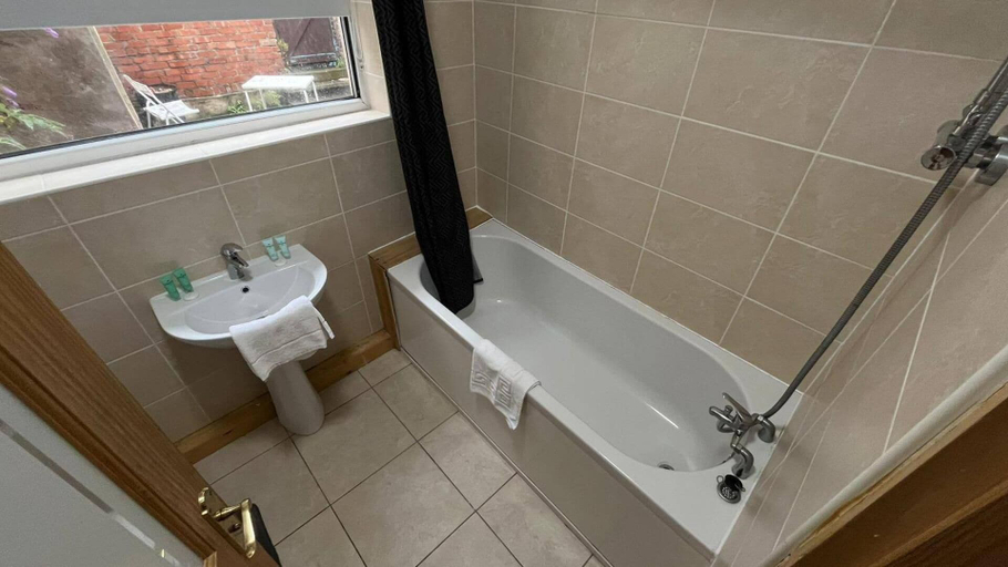 Bathroom, Anfield Apartment Sleeps 2 With Garden, Sefton
