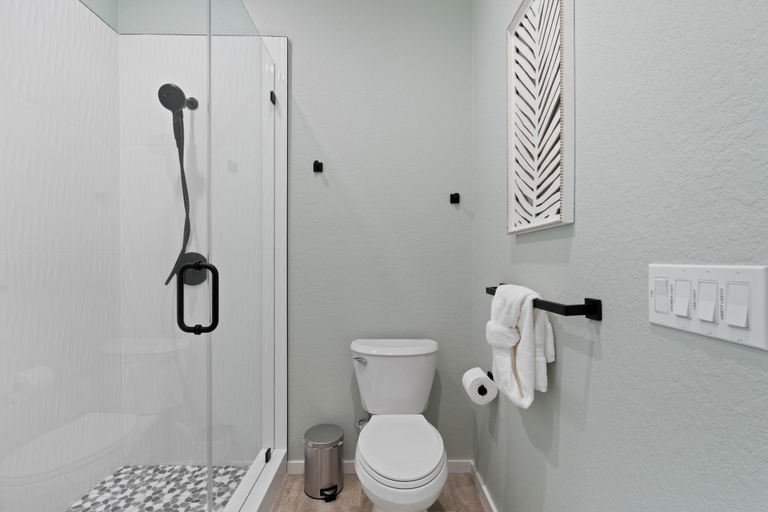 Bathroom 3, Seaside Cottage, Lee