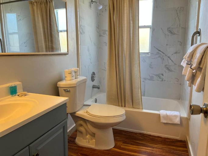 Bathroom 5, Dee Jay Beach Resort, Broward