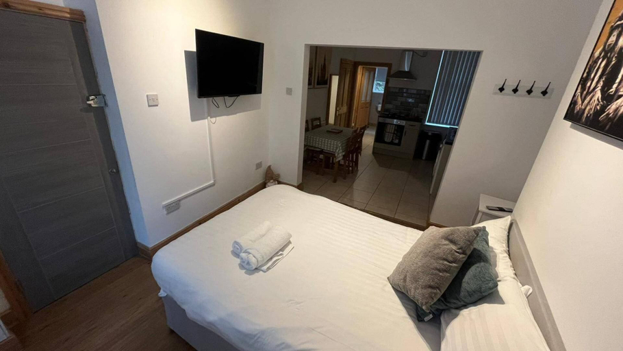 Room 5, Anfield Apartment Sleeps 2 With Garden, Sefton