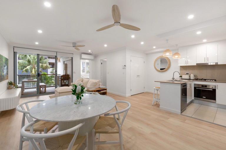 Primary image, Beach & Lake Narrabeen Apartment with Outdoor BBQ, Sydney