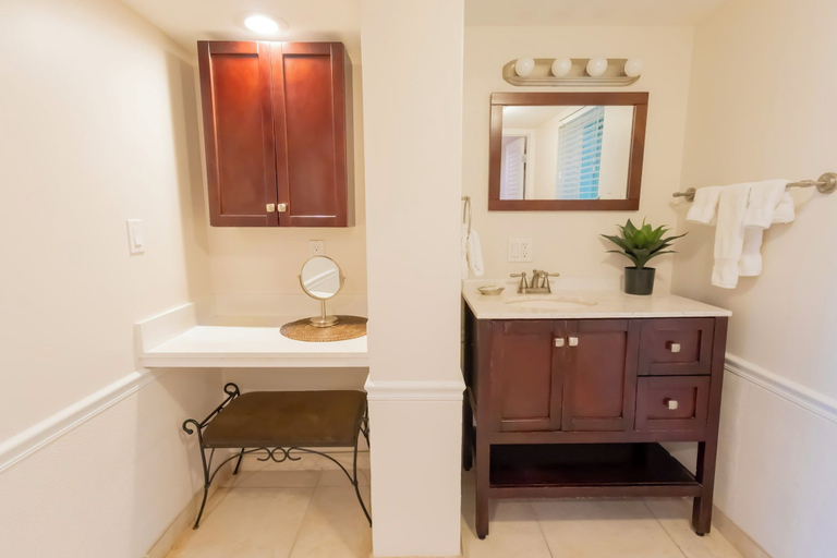 Bathroom 4, Coconut Palm Inn, Monroe