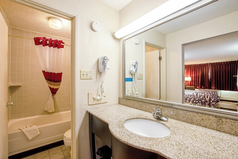 Bathroom 4, Red Roof Inn Battle Creek, Calhoun