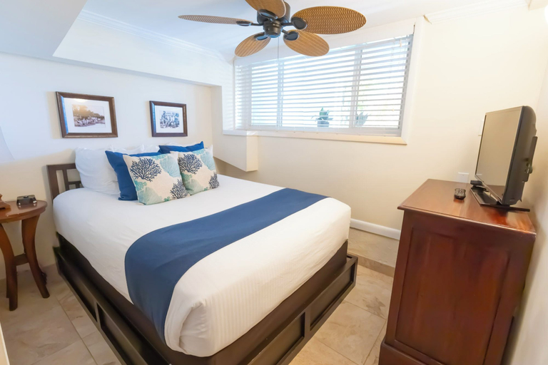 Bedroom 3, Coconut Palm Inn, Monroe
