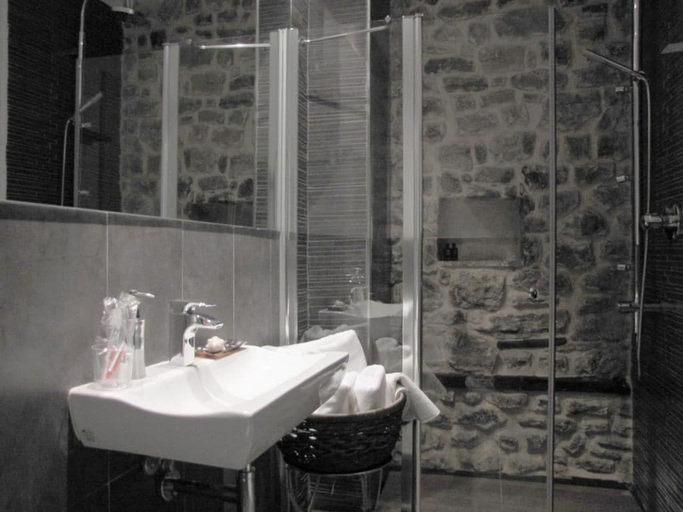 Bathroom 3, El Morendal, Soria