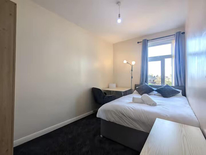 Room 2, 5 Bed House Manchester - Sleeps 9 - Free Parking, Tameside