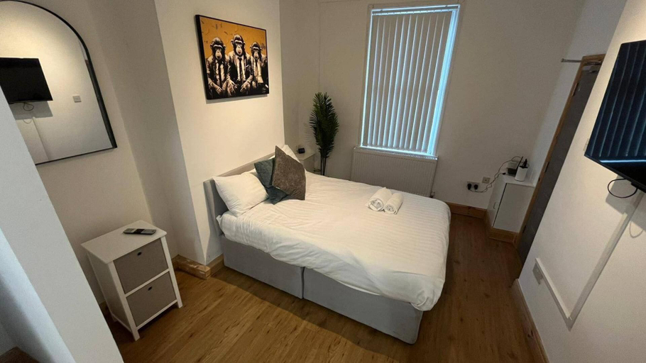 Room 4, Anfield Apartment Sleeps 2 With Garden, Sefton