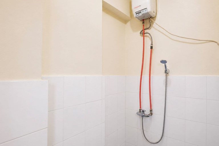 Bathroom 2, Classic Homey Studio Room At Apartment Gateway Ahmad Yani Cicadas, Bandung