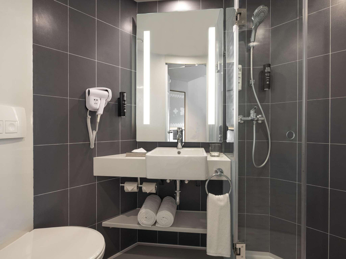 Bathroom 5, ibis Mumbai Vikhroli, Mumbai Suburban