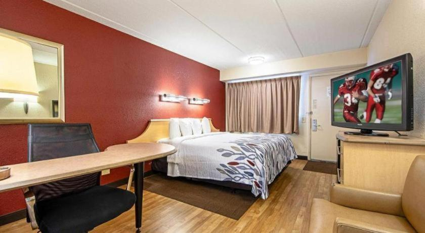 Bedroom 3, Red Roof Inn Akron, Summit