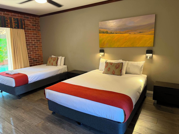 Bedroom 3, Rose & Crown Hotel, Swan