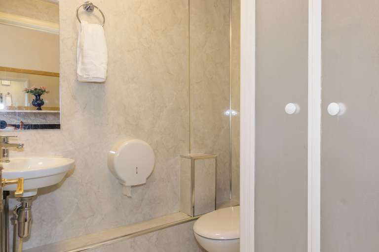 Bathroom 4, Menzies Guest House, Edinburgh