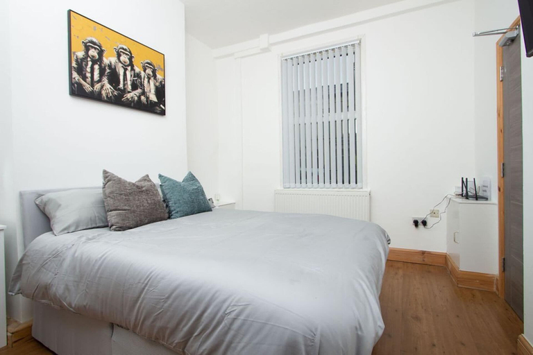 Room 2, Anfield Apartment Sleeps 2 With Garden, Sefton
