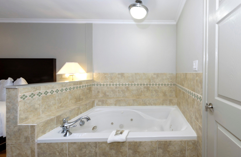 Bathroom 4, Red Roof Inn Arlington - Entertainment District, Arlington