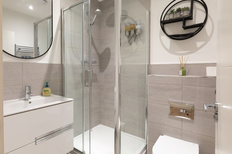 Bathroom, Courtyard View, Southampton