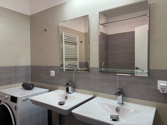 Bathroom 2, 2 Bed Apartment Sleeps 6 - Free Parking - Pets, Praha 7