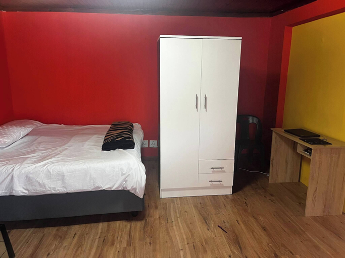 Room 3, Room-spacious House Rental With Private, City of Cape Town