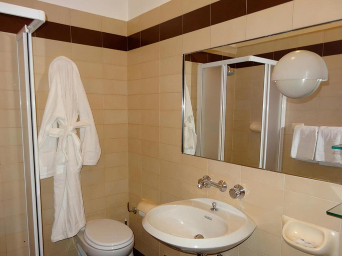 Bathroom 4, Golf Hotel, Milano