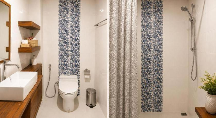 Bathroom, Burann Bangtanode, Photharam