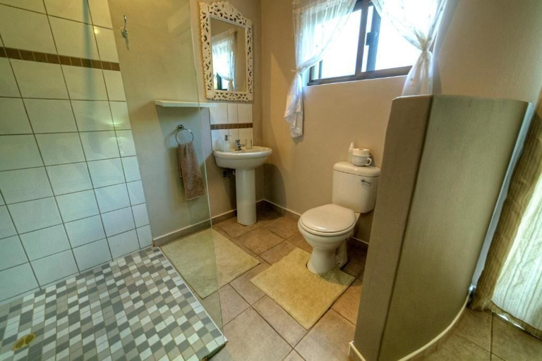 Bathroom 3, Khoi-Khoi Guesthouse, Otavi