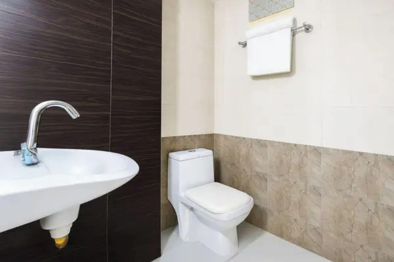 Bathroom 4, Fabhotel Prime The Aroma, Delhi
